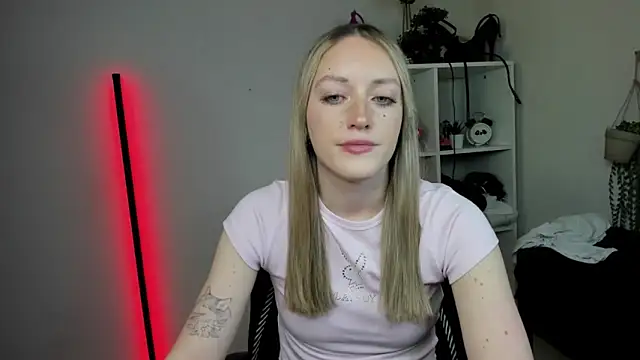 EvelynBlond online show from April 13, 12:31 pm