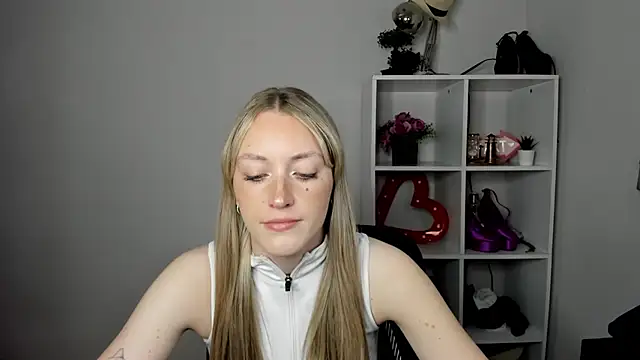 Snapshot of EvelynBlond chatting on July 13, 12:37 pm EvelynBlond online show from July 13, 12:37 pm