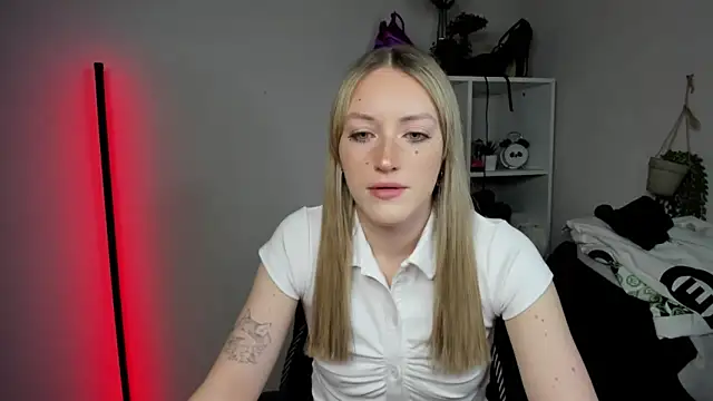 EvelynBlond online show from April 17, 5:32 am