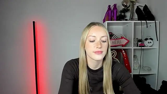 Snapshot of EvelynBlond chatting on June 8, 12:38 pm EvelynBlond online show from June 8, 12:38 pm