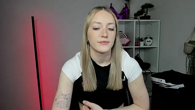 EvelynBlond online show from March 13, 6:29 am