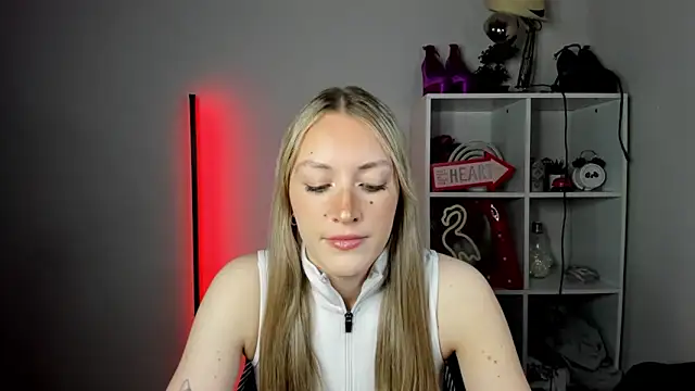 Snapshot of EvelynBlond chatting on June 17, 10:25 am EvelynBlond online show from June 17, 10:25 am