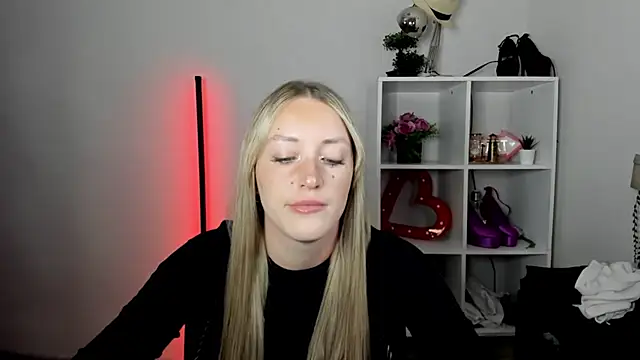 Snapshot of EvelynBlond chatting on July 17, 12:46 pm EvelynBlond online show from July 17, 12:46 pm