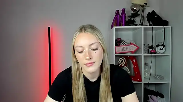 EvelynBlond online show from June 4, 12:43 pm