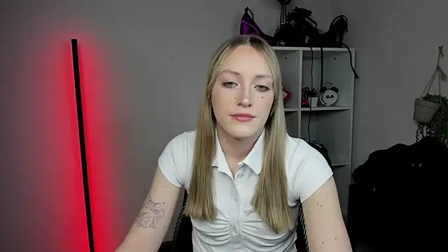 EvelynBlond online show from April 15, 12:32 pm