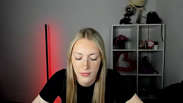 Snapshot of EvelynBlond chatting on July 3, 12:44 pm EvelynBlond online show from July 3, 12:44 pm