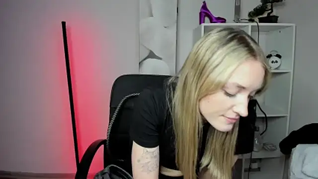 EvelynBlond online show from March 2, 7:21 pm