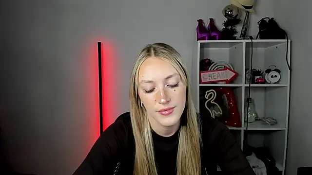 Snapshot of EvelynBlond chatting on June 24, 12:37 pm EvelynBlond online show from June 24, 12:37 pm