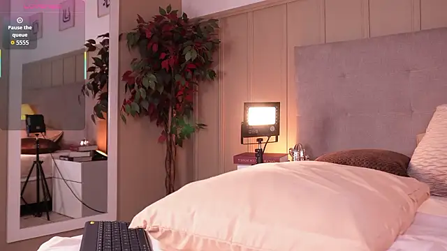 melaniebrett online show from March 10, 7:51 pm