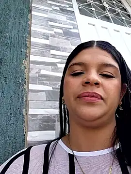 Layla-daring online show from April 16, 6:30 pm