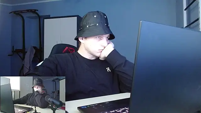 Snapshot of Poliglotjoe1 chatting on February 6, 11:39 am Poliglotjoe1 online show from February 6, 11:39 am