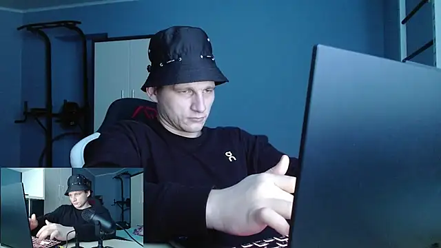 Snapshot of Poliglotjoe1 chatting on February 8, 9:29 am Poliglotjoe1 online show from February 8, 9:29 am