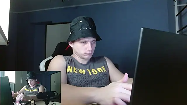 Snapshot of Poliglotjoe1 chatting on February 16, 3:49 am Poliglotjoe1 online show from February 16, 3:49 am