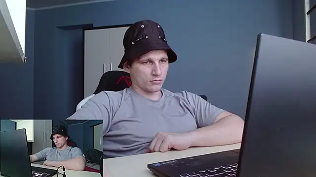 Snapshot of Poliglotjoe1 chatting on February 10, 2:16 pm Poliglotjoe1 online show from February 10, 2:16 pm