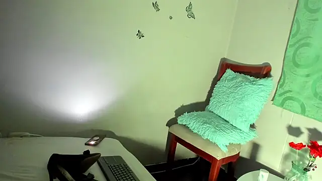 tiffanystorms- online show from December 5, 9:30 am