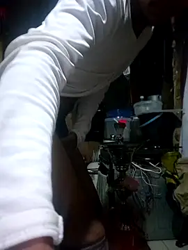 Eezxxx online show from March 7, 9:20 pm