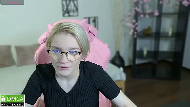 Megan Lora online show from December 1, 8:15 am