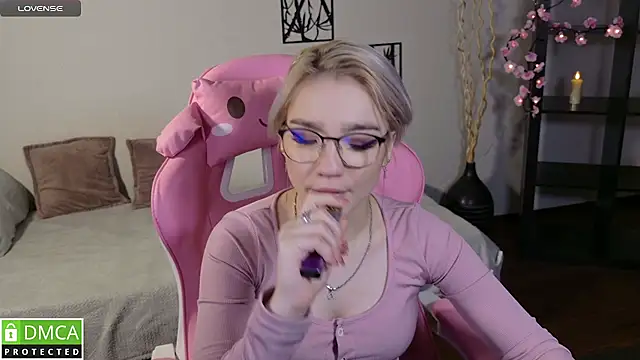 Megan Lora online show from November 21, 8:35 am