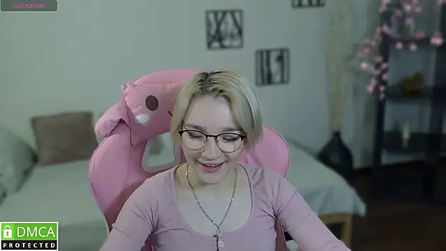 Megan Lora online show from December 2, 1:28 am