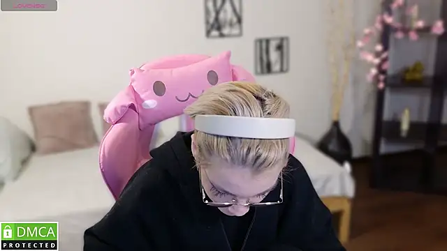 Megan Lora online show from November 27, 1:17 am