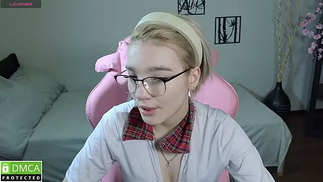 Megan Lora online show from January 9, 12:50 am