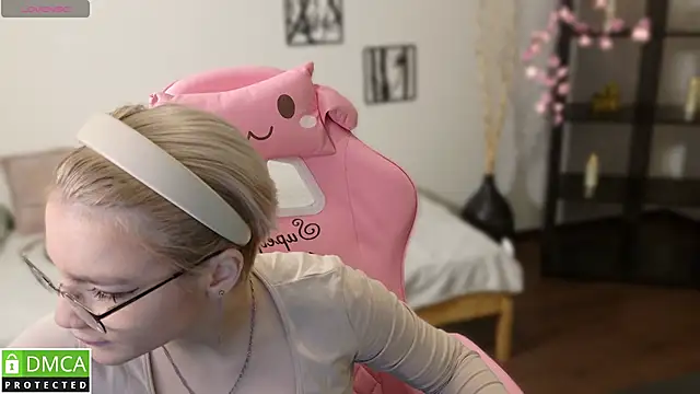 Megan Lora online show from November 26, 1:05 am