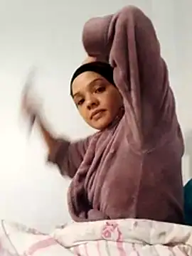 Snapshot of Cadence28 chatting on November 24, 4:34 am Cadence28 online show from November 24, 4:34 am