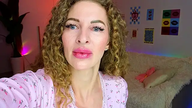 Anna  Herrera online show from February 18, 7:21 pm