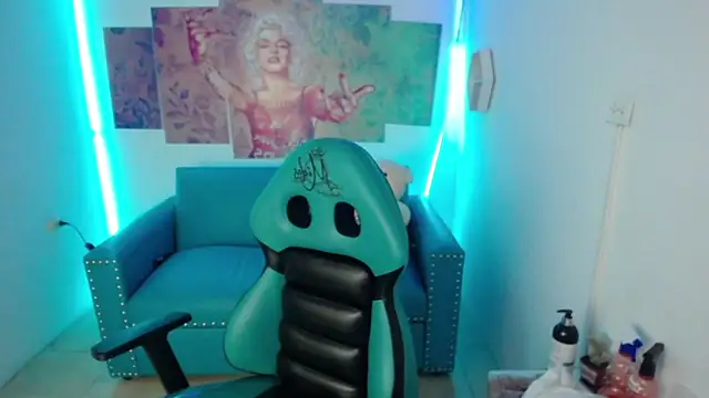 Snapshot of emmily_m1_ chatting on November 29, 4:12 am emmily m1 online show from November 29, 4:12 am