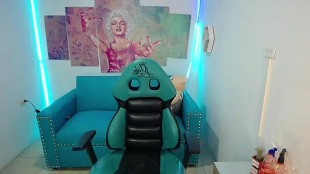 Snapshot of emmily_m1_ chatting on November 30, 4:24 am emmily m1 online show from November 30, 4:24 am