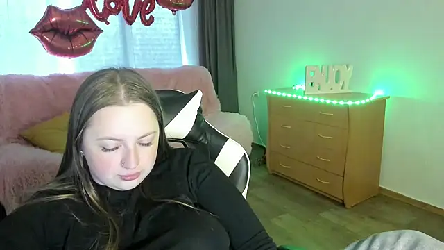 GirlPlayer online show from April 19, 9:10 am