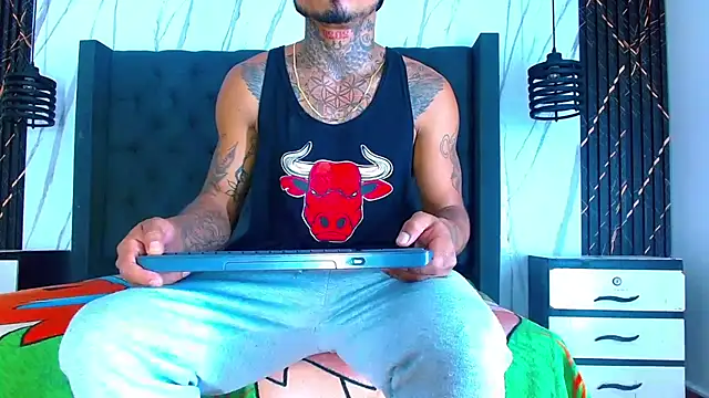 Hot Latino x online show from January 15, 12:30 pm