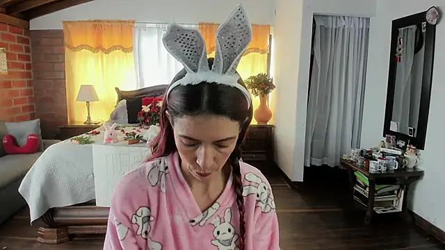 Charlotte-Willson online show from April 6, 3:57 pm