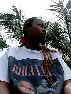 Snapshot of Sweethoneypot25 chatting on December 16, 7:56 am Sweethoneypot25 online show from December 16, 7:56 am