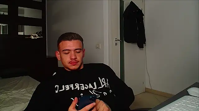 Snapshot of ElijahThorne chatting on December 1, 6:03 am ElijahThorne online show from December 1, 6:03 am