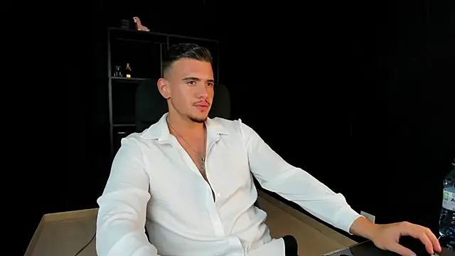 ElijahThorne online show from April 10, 6:42 am