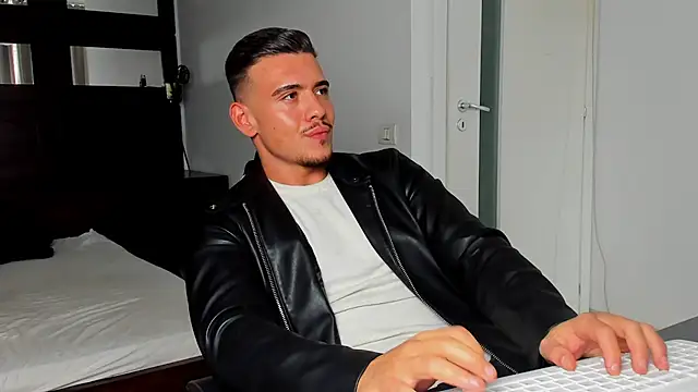 ElijahThorne online show from March 26, 7:39 am
