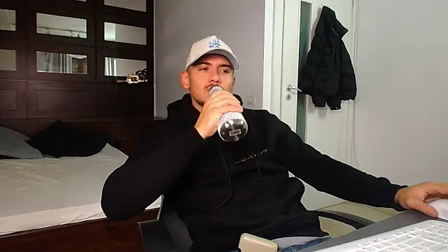 ElijahThorne online show from February 9, 5:49 am