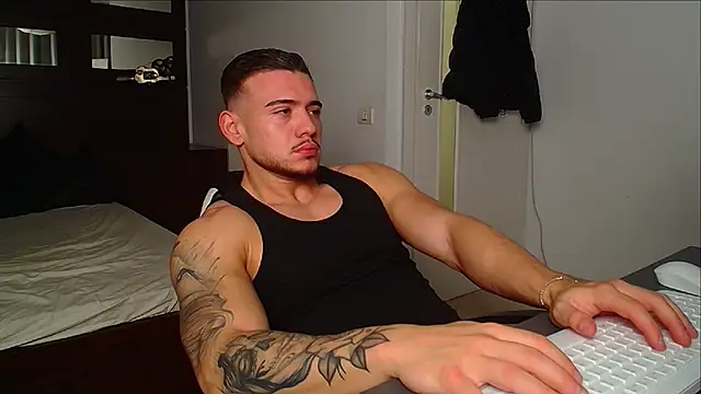 Snapshot of ElijahThorne chatting on November 28, 5:40 am ElijahThorne online show from November 28, 5:40 am