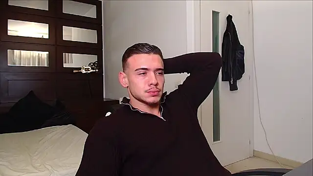 Snapshot of ElijahThorne chatting on November 23, 5:39 am ElijahThorne online show from November 23, 5:39 am