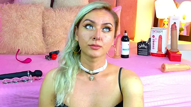 Snapshot of Lunitaa_Diva chatting on February 10, 3:44 pm Lunitaa Diva online show from February 10, 3:44 pm