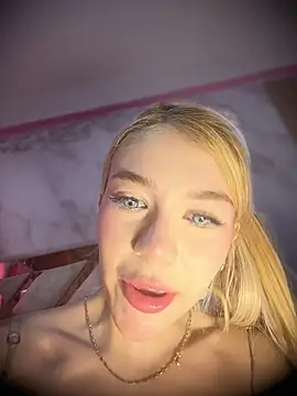 valeryfox   online show from March 6, 6:25 pm