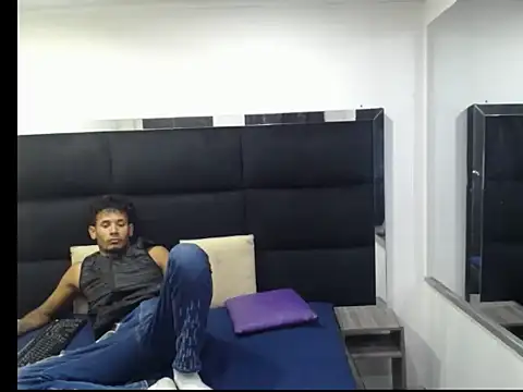 Straight latinX online show from November 30, 4:13 am