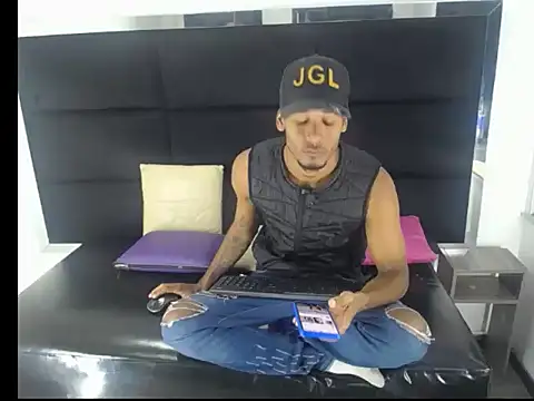 Straight latinX online show from November 29, 3:17 am