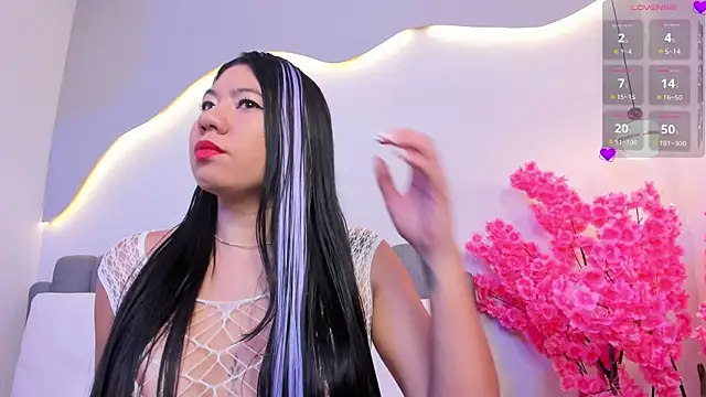 lunaa hart online show from April 6, 8:32 pm