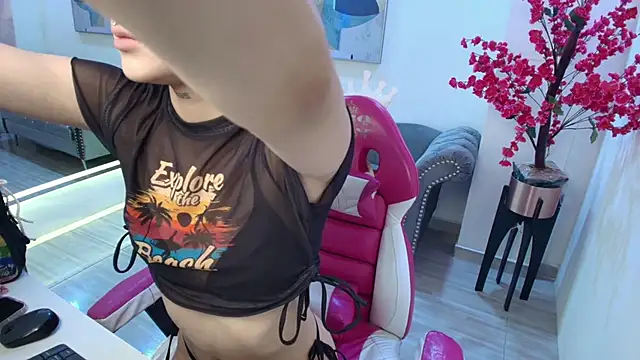 Snapshot of Emily_andrews chatting on May 14, 8:06 pm Emily andrews online show from May 14, 8:06 pm