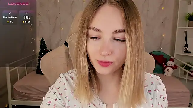 Snapshot of Shy_Polly chatting on December 15, 12:05 am Shy Polly online show from December 15, 12:05 am