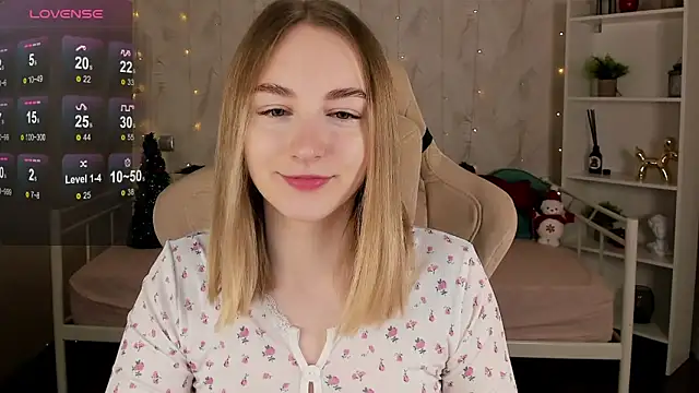 Snapshot of Shy_Polly chatting on December 16, 12:15 am Shy Polly online show from December 16, 12:15 am