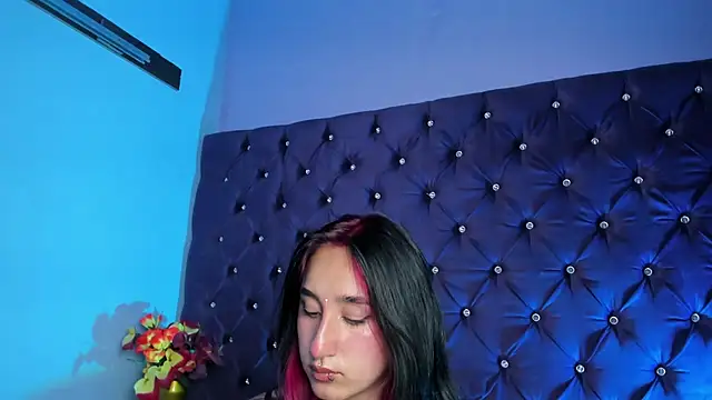 CharlotteStuart online show from April 9, 4:03 am