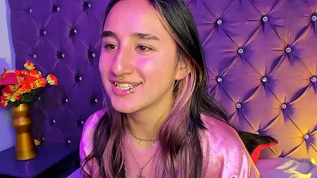 CharlotteStuart online show from April 5, 3:46 am